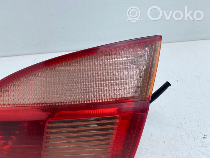 Toyota Avensis T220 Lampy tylnej klapy bagażnika 89022025