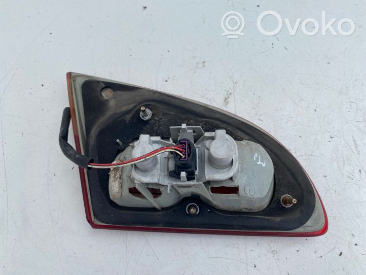 Toyota Avensis T220 Lampy tylnej klapy bagażnika 89022025