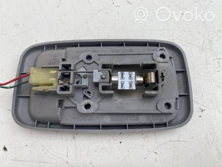 Toyota Avensis T220 Priekšējo vietu apgaismojums 8124005030