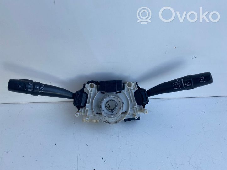 Toyota Avensis T220 Leva/interruttore dell’indicatore di direzione e tergicristallo 17B553