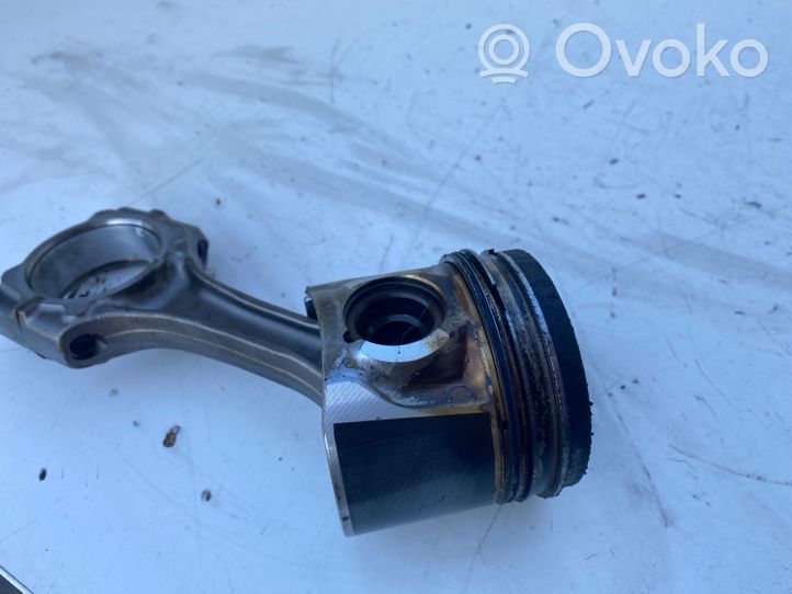 Toyota Avensis T220 Piston with connecting rod 