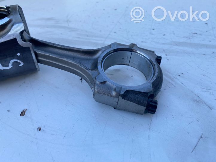 Toyota Avensis T220 Piston with connecting rod 