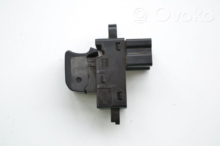 Nissan NP300 Interrupteur commade lève-vitre 25411EA003