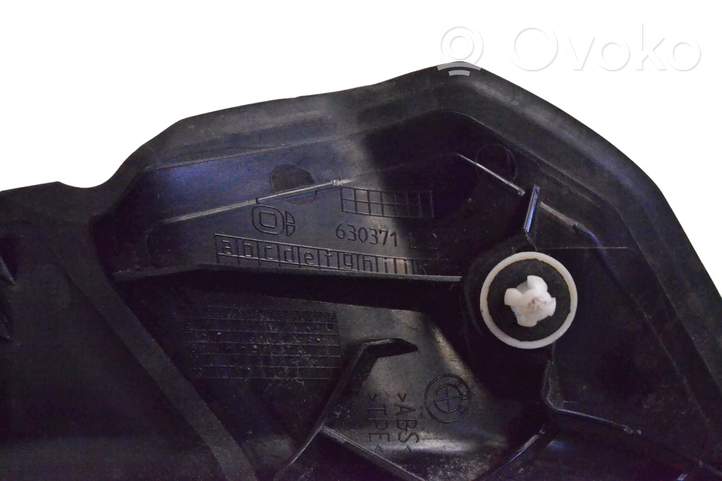 BMW 5 G30 G31 Rivestimento laterale della consolle centrale posteriore 630371