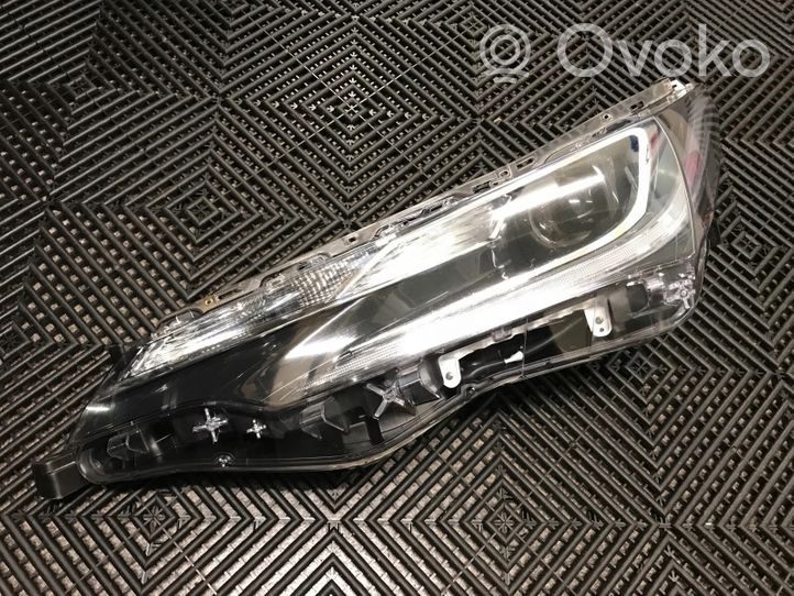 Toyota Corolla E160 E170 Lampa przednia 8115002L70