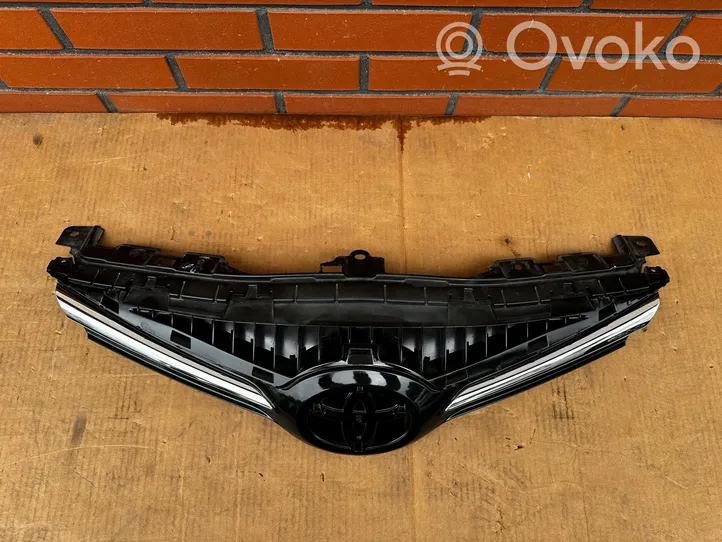 Toyota Avensis T270 Grille calandre supérieure de pare-chocs avant 5311405120