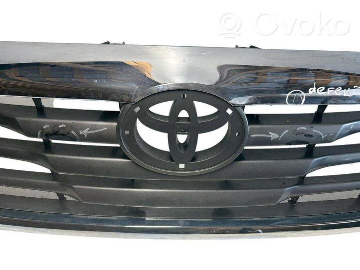 Toyota Hilux (AN10, AN20, AN30) Grille calandre supérieure de pare-chocs avant 531110K480