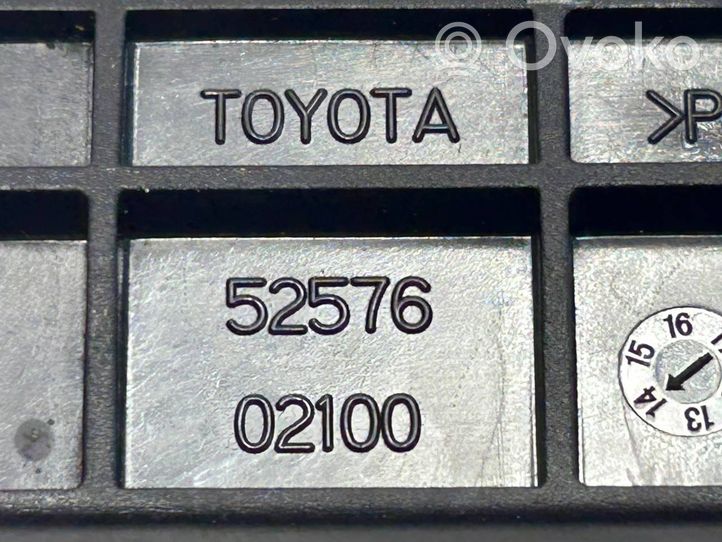 Toyota Auris E180 Takapuskurin kannake 5257602100