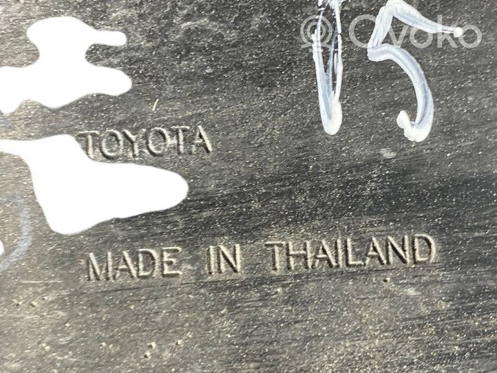 Toyota Hilux VIII Etupyöräkotelon koristelista 