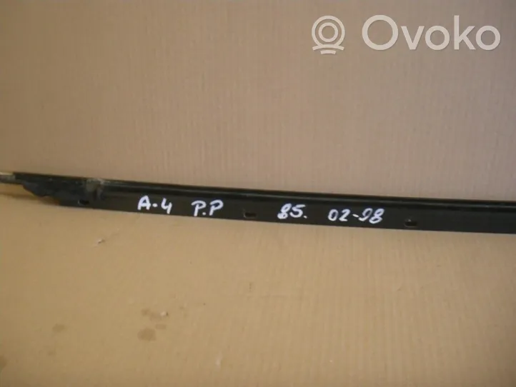 Audi A4 S4 B6 8E 8H Rivestimento modanatura del vetro della portiera anteriore 