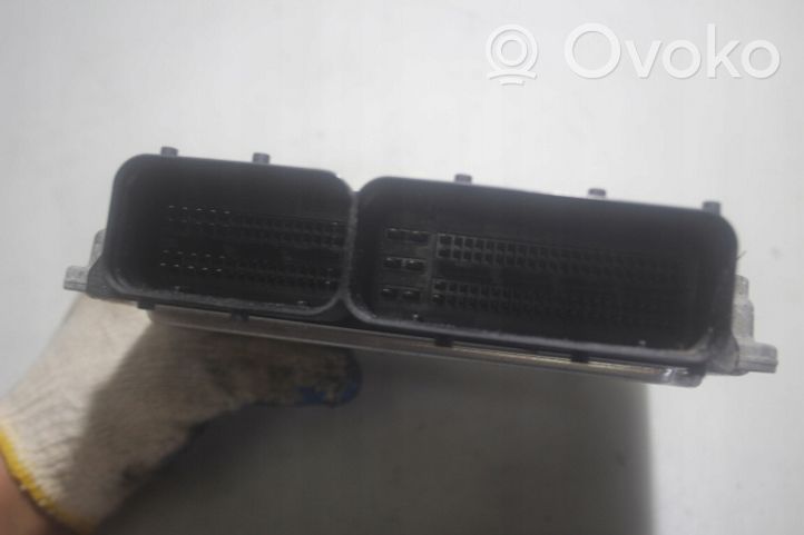 Volkswagen Touran I Unité de commande, module ECU de moteur 0281011945