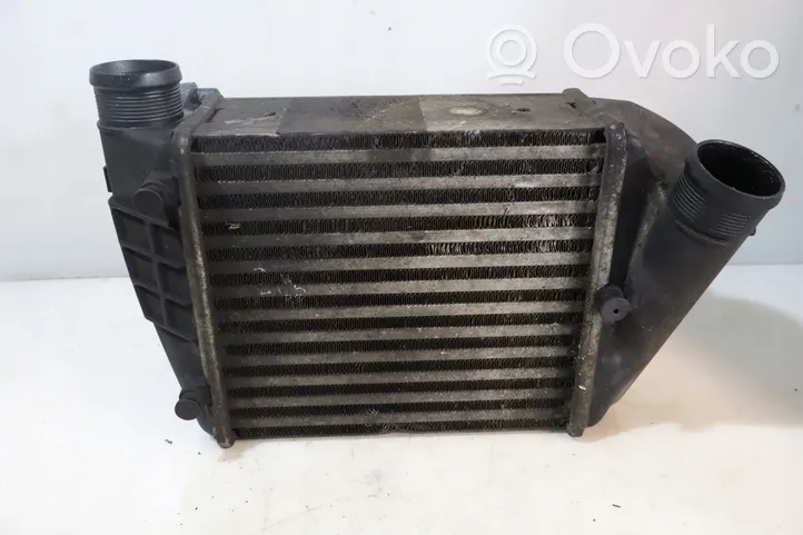 Audi A4 S4 B7 8E 8H Starpdzesētāja radiators 