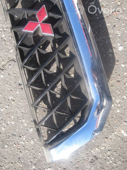 Mitsubishi Pajero Sport I Grille calandre supérieure de pare-chocs avant MR478595