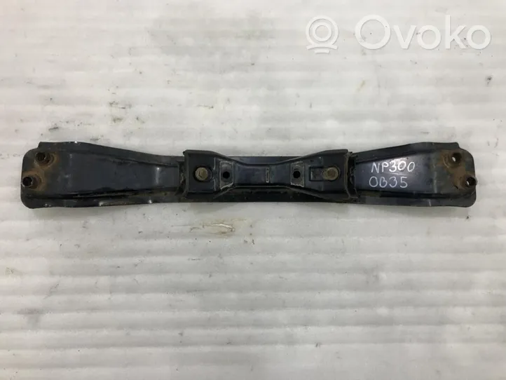 Nissan Navara D22 Traverse inférieur support de radiateur 