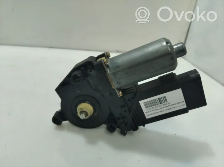 Volkswagen Golf IV Moteur de lève-vitre de porte avant 0130821765