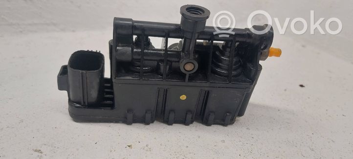 Land Rover Range Rover L322 Blocco valvola della sospensione pneumatica RVH500060