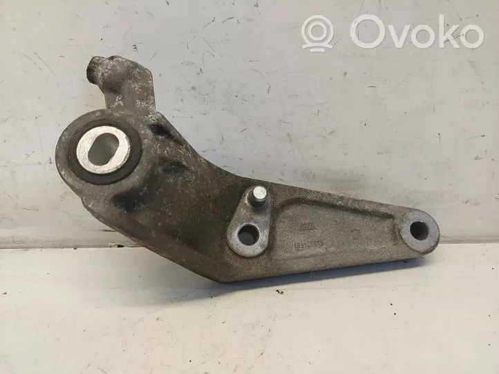 Opel Corsa D Pavarų dėžės tvirtinimo kronšteinas 13130723