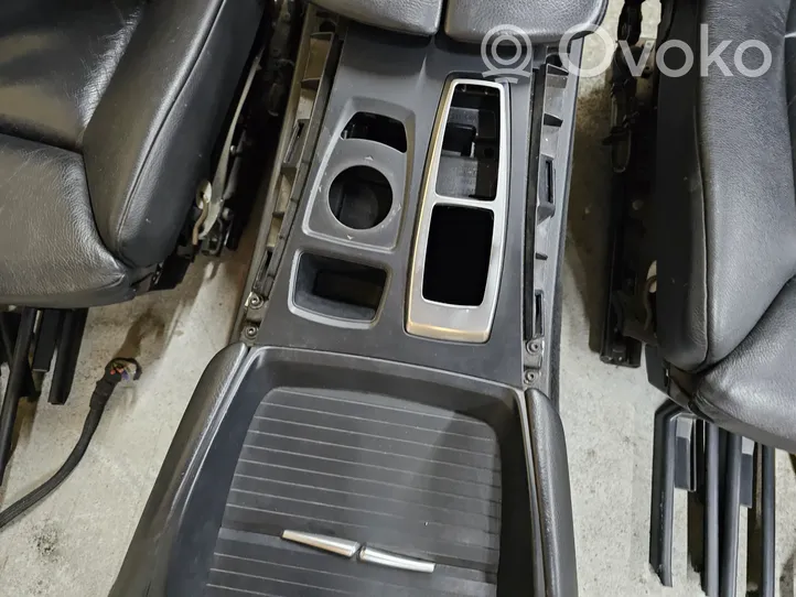 BMW X6 E71 Istuimien ja ovien verhoilusarja 