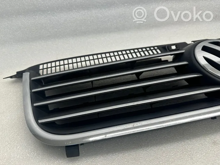 Volkswagen PASSAT B5.5 Grille calandre supérieure de pare-chocs avant 3B0853651H