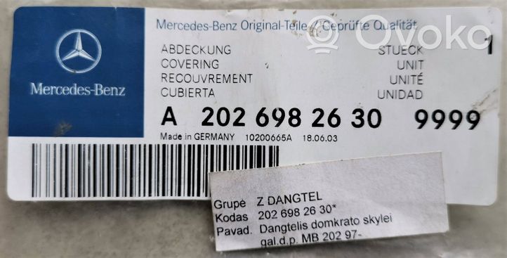 Mercedes-Benz C W202 Takapuskurin hinaussilmukan suojakansi A2026982630