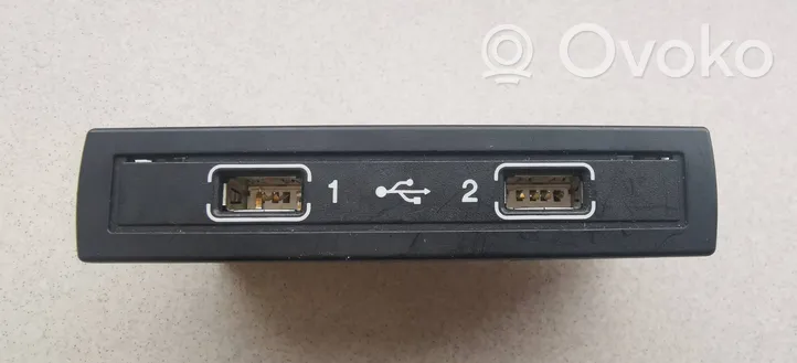 Mercedes-Benz CLA C117 X117 W117 Connettore plug in USB A1728202826