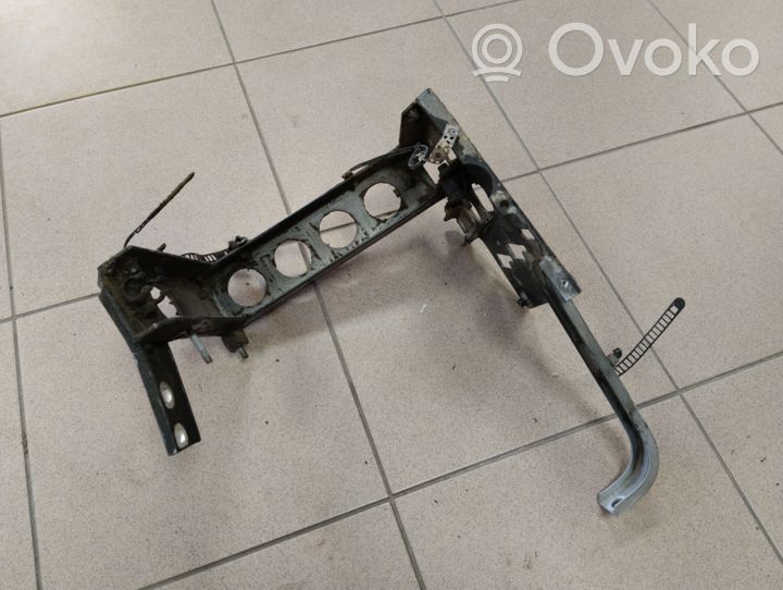 Audi A8 S8 D2 4D Staffa di rinforzo montaggio del paraurti anteriore 4D0821137