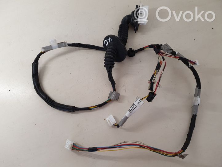 Toyota Avensis T270 Cableado de puerta trasera 8215405290