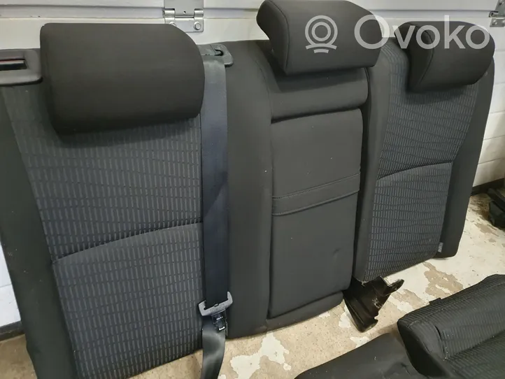 Toyota Avensis T270 Kit intérieur 