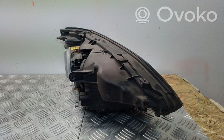 Subaru Outback Lampa przednia 1020954