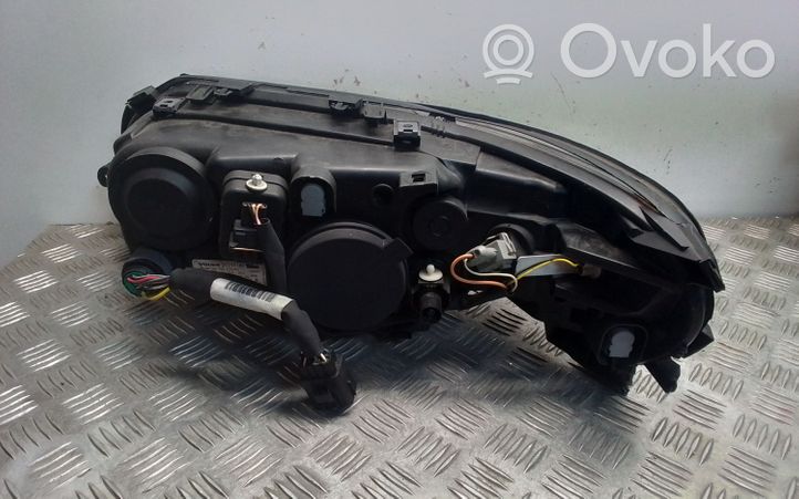 Volvo V70 Lampa przednia 31111181