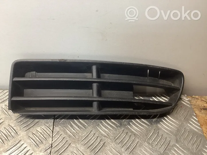 Volkswagen Bora Etupuskurin alempi jäähdytinsäleikkö 1J5853665A