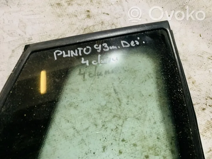 Fiat Punto (176) Fenêtre latérale avant / vitre triangulaire 