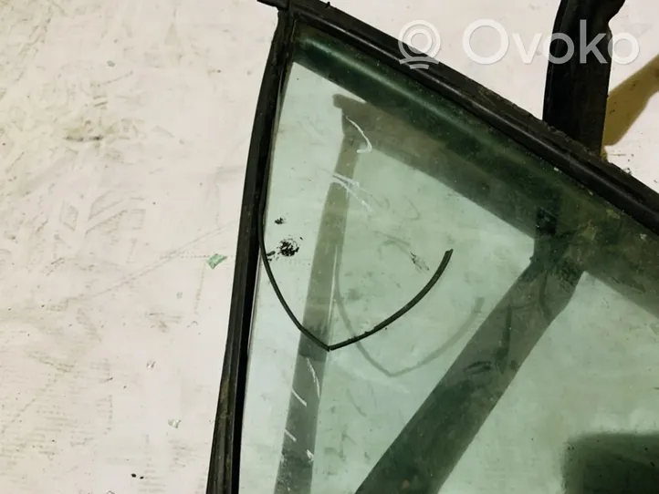 Peugeot 406 Маленькое стекло "A" задних дверей 