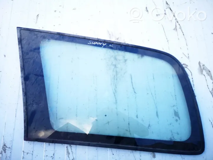 Nissan Sunny Fenêtre latérale avant / vitre triangulaire 