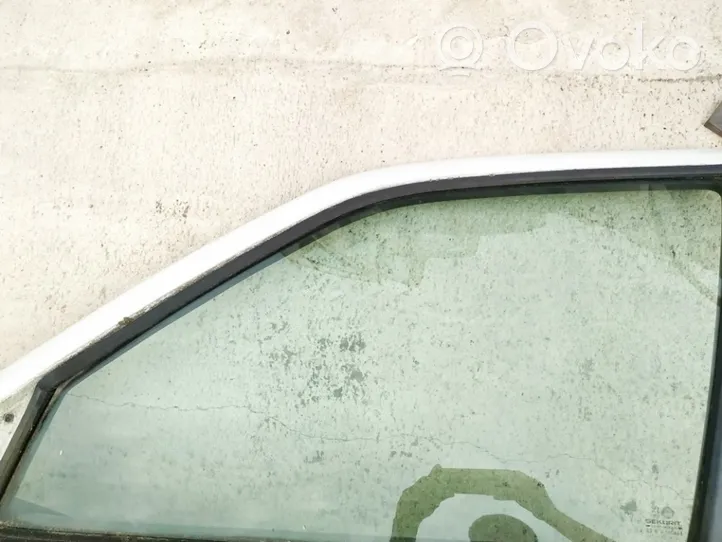 Peugeot 405 priekšējo durvju stikls (četrdurvju mašīnai) 