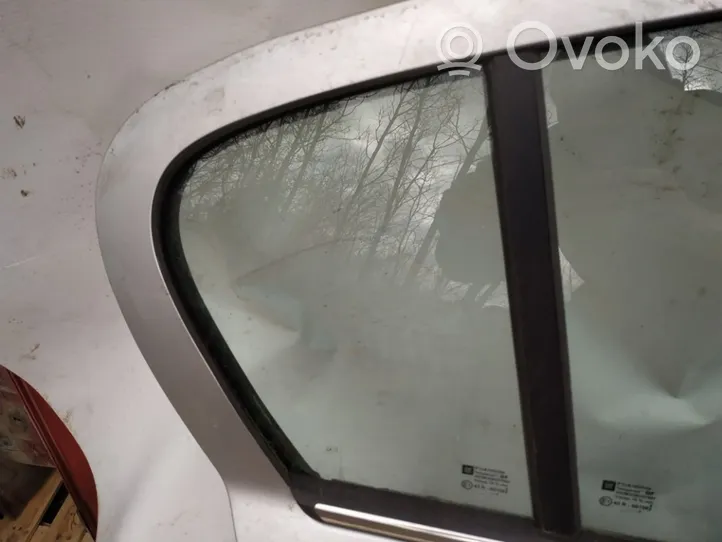 Opel Astra H Ventanilla de ventilación de la puerta trasera 