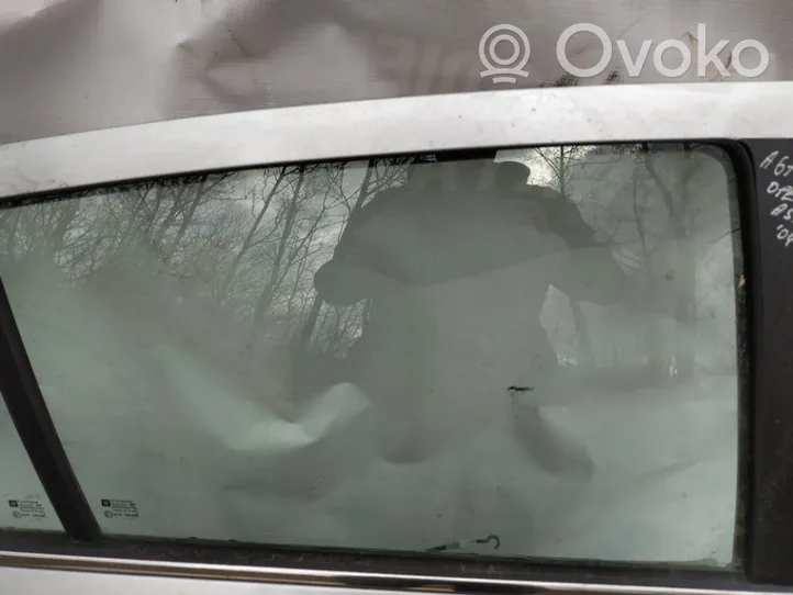 Opel Astra H Vetro del finestrino della portiera posteriore 