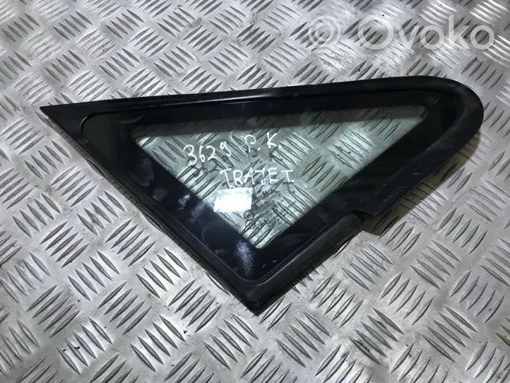 Hyundai Trajet Front triangle window/glass 