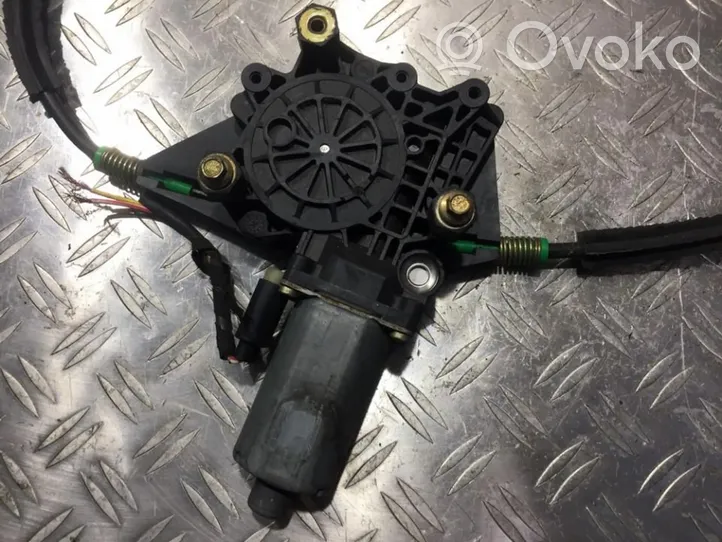 Ford Mondeo MK II Moteur de lève-vitre de porte arrière 0130821680