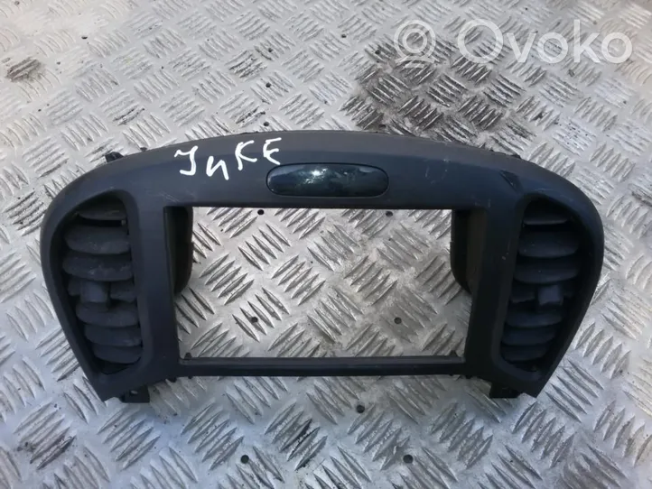 Nissan Juke I F15 Griglia di ventilazione centrale cruscotto 68260