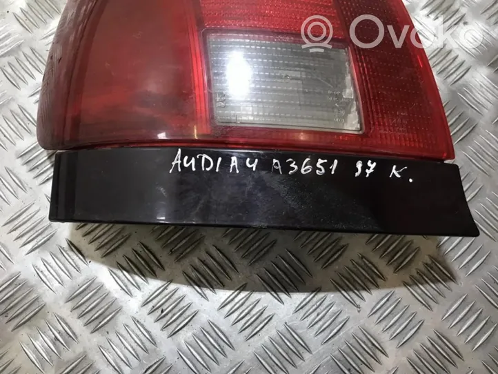 Audi A4 S4 B5 8D Galinio žibinto apdaila (juostelė) 