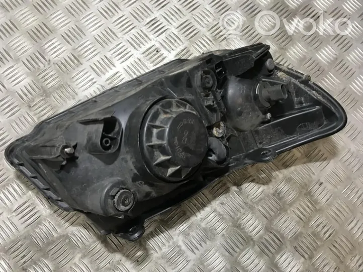 KIA Cerato Lampa przednia 