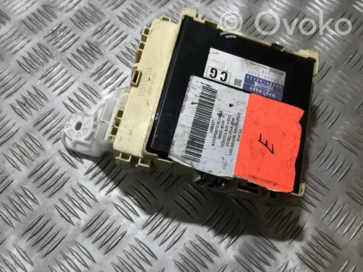 Toyota RAV 4 (XA40) Saugiklių dėžė (komplektas) 63583373