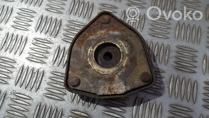 Nissan Sunny Supporto di montaggio della molla elicoidale 