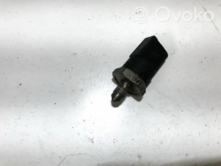 Audi A4 S4 B7 8E 8H Fuel pressure sensor 0261545008