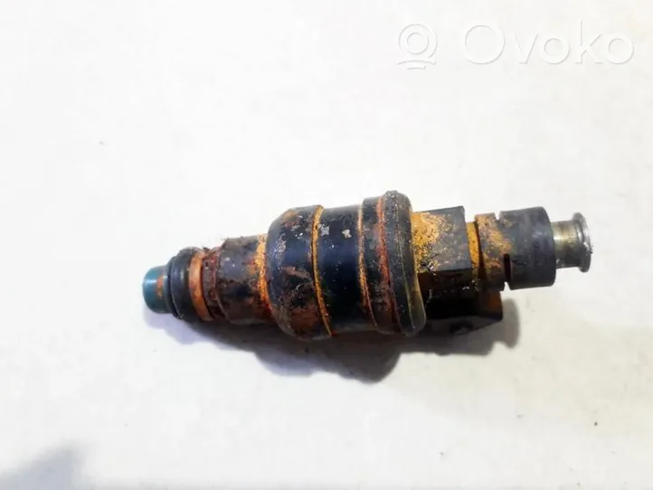 Volkswagen PASSAT B5 Injecteur de carburant 058133551