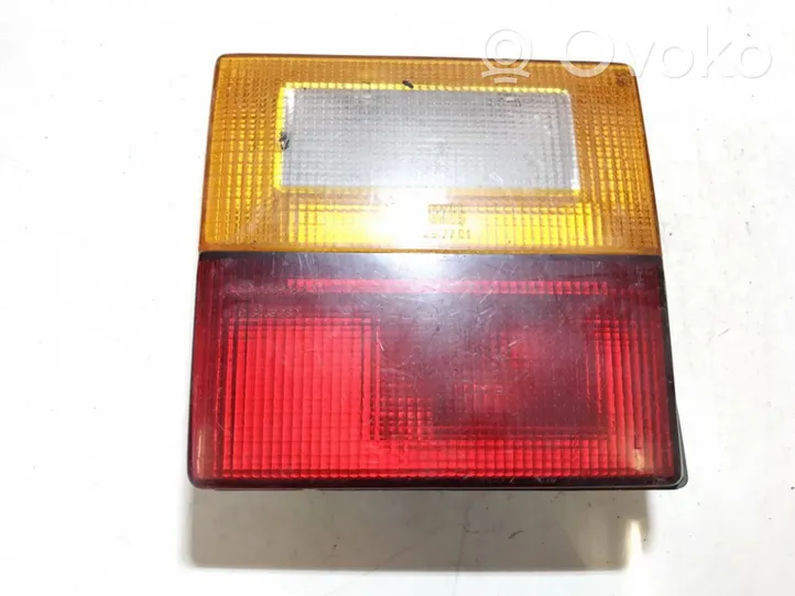 Audi 80 90 B2 Aizmugurējais lukturis pārsegā 811945093