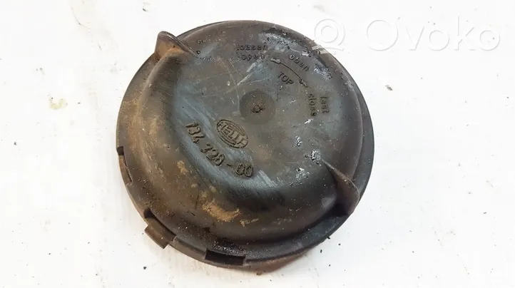 Volkswagen Golf III Cache-poussière de phare avant 13472800