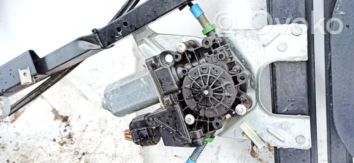 Renault Clio II Moteur de lève-vitre de porte avant 8l3837397