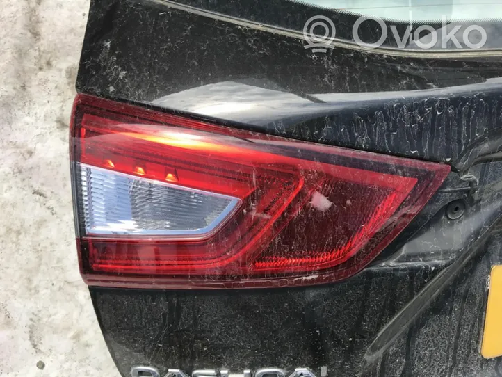 Nissan Qashqai Galinis žibintas dangtyje 